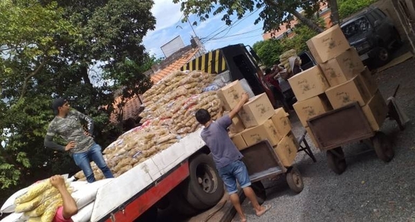 HOY / Entregan kits de alimentos a familias de choferes del transporte público afectados por cuarentena