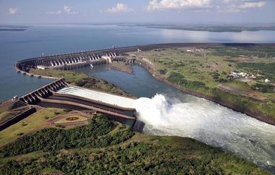 Sindicalistas de Itaipú amenazan con parar la hidroeléctrica si tocan sus salarios - Nacionales - ABC Color