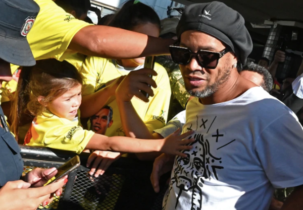 Ronaldinho posó en la cárcel con una camiseta de un club paraguayo