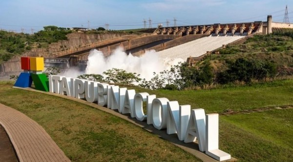 Funcionarios rechazan "tijerazo" y amenazan con paralizar Itaipú si les bajan sus sueldasos