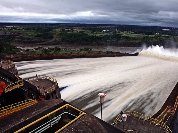 Sindicatos de Itaipú amenazan con paralizar hidroeléctrica por recorte de sueldos