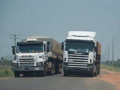 Consulado asiste a camioneros en Bolivia ante cierre de fábricas por Covid-19
