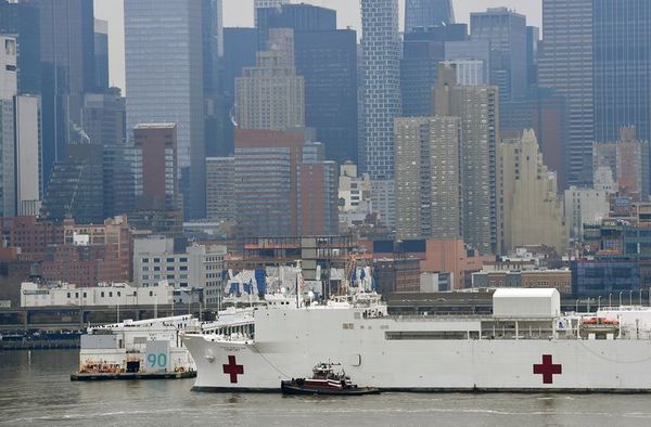 Nueva York recibe buque hospital mientras la pandemia se acelera en EE.UU. - Mundo - ABC Color