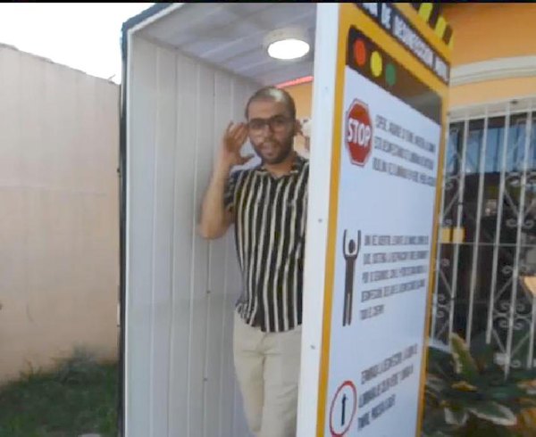 Unos jóvenes crearon una súper cabina desinfectante | Crónica