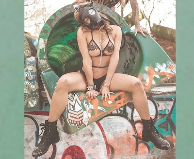 ¡Modelo apareció con una máscara de gas! | Crónica