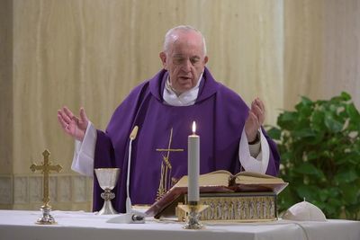 El papa insta a la sociedad y la Iglesia a acoger a los sintecho ante la pandemia - Mundo - ABC Color