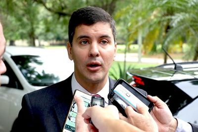 Santiago Peña dice que se deben atacar los privilegios salariales