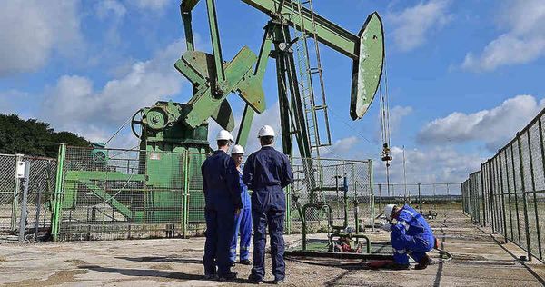 El petróleo continúa su caída hacia el abismo