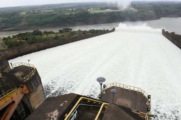 Investigación penal a funcionarios que amenazan con paralizar las hidroeléctricas - ADN Paraguayo