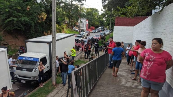 HOY / Estudiantes cuestionan forma de distribución de kits alimenticios