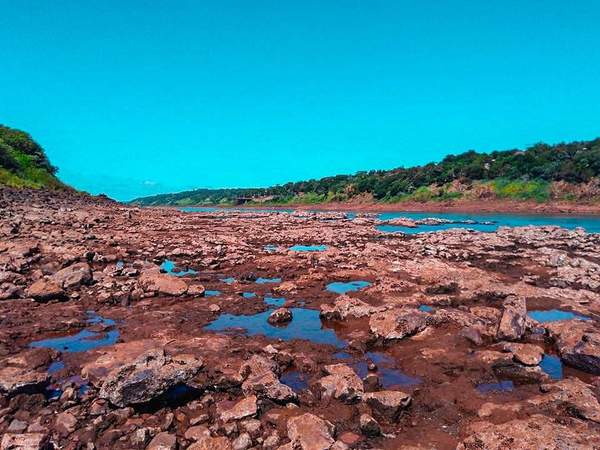 Bajo nivel hídrico en TRES FRONTERAS por sequía en el Brasil