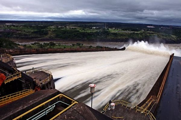 Sindicatos de Itaipú amenazan con paralizar hidroeléctrica por recorte de sueldos
