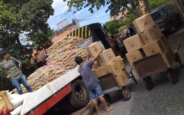 Ucetrama asiste a 322 familias de choferes con kits de alimentos