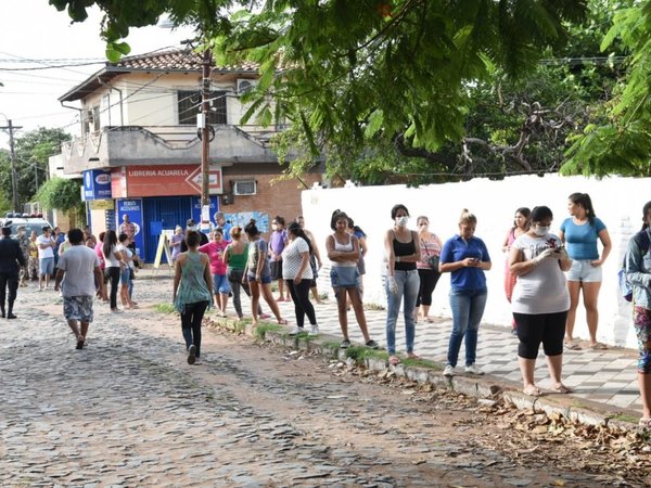 Covid-19: Larga fila de personas para adquirir kits de alimentos del MEC