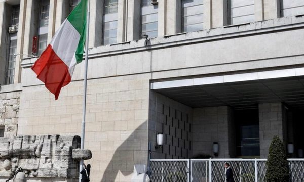 Italia pone sus banderas a media asta en señal de duelo ante la pandemia