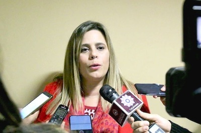 Si el presidente decreta topes a salarios, quedará antecedente para establecerlo por ley, afirma Kattya