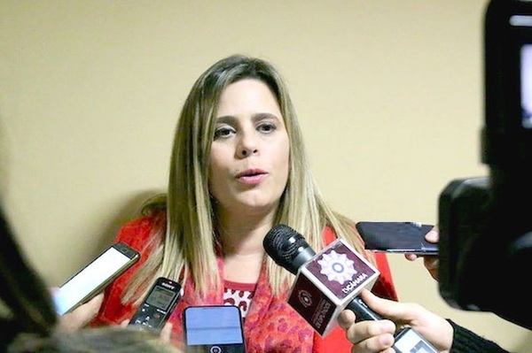 Si el presidente decreta topes a salarios, quedará antecedente para establecerlo por ley, afirma Kattya