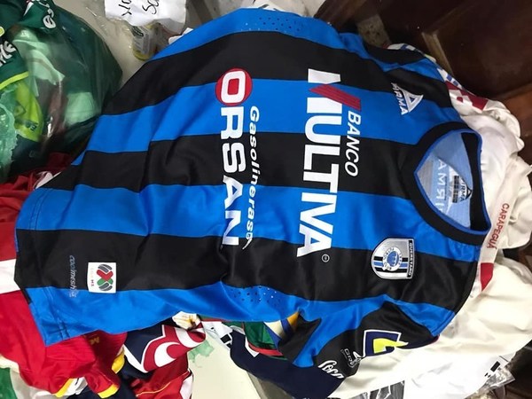 Hurtan 1.000 remeras de fútbol del atleta Édgar “El Pájaro” Benítez - ADN Paraguayo