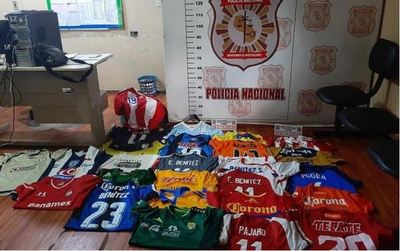 Robaron más 1.000 camisetas a "Pájaro" Benítez, entre ellas la 10 de "Lio" y "Ney" - RCC