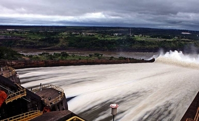 HOY / Isidro Ocampos, representante de uno de los sindicatos de la Itaipú, señaló que su sindicato no firmó la nota y que se reunirán para ver la situación