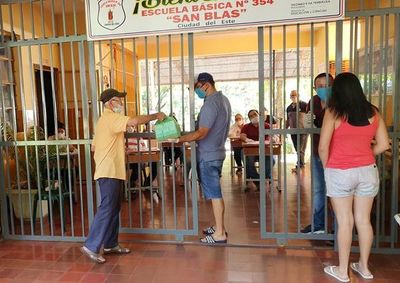 Kits de desayuno y almuerzo se entregan por horarios y grado escolar - ABC en el Este - ABC Color