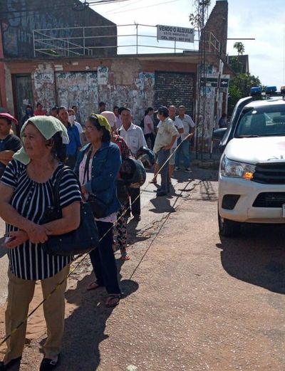 Adultos mayores no respetan cuarentena y acuden en masa a cobrar beneficio - Nacionales - ABC Color