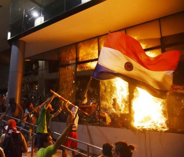 A tres años del #31M: La noche que ardió el Congreso Nacional » Ñanduti