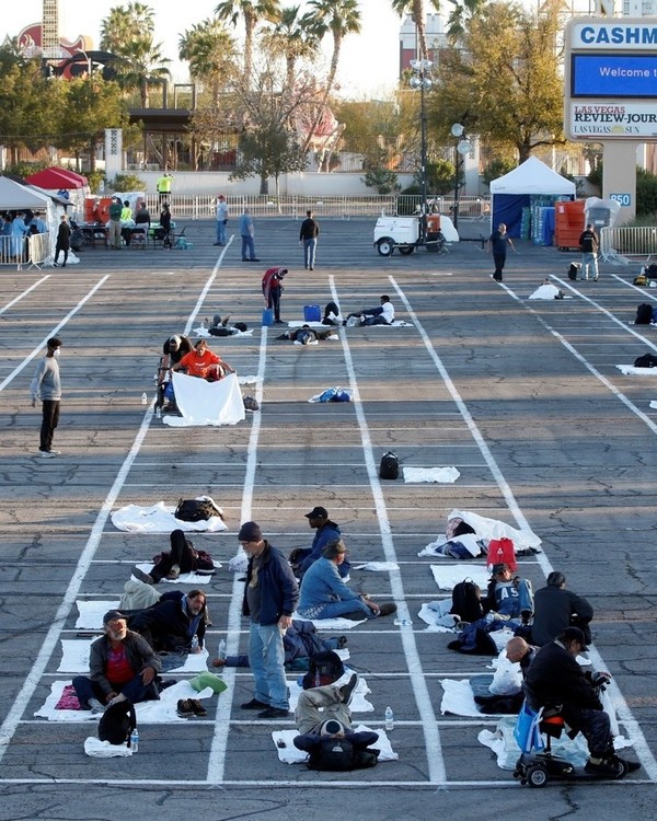 Indigentes duermen en estacionamiento en Las Vegas