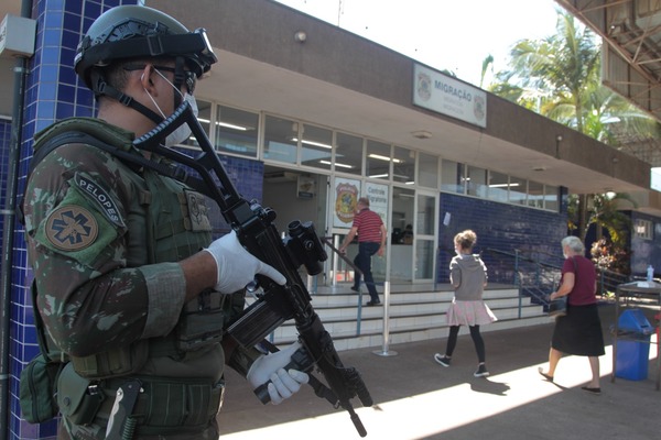 EJERCITO brasileño controla PASOS FRONTERIZOS con el Paraguay y Argentina