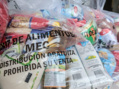 Kits de alimentos solo para los niños que almuerzan en la escuela