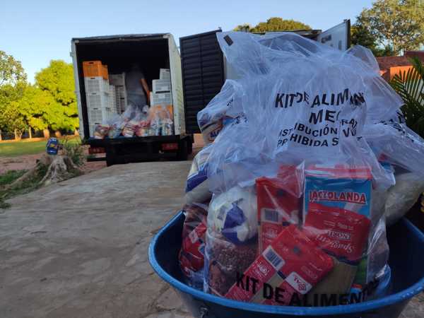 Entrega de kits alimentarios en la escuela Ignacio A. Pane