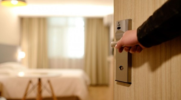 COVID-19 golpea a hoteles: el 97 % está cerrado y hay despido de personal