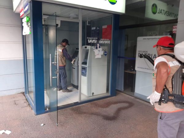 Desinfectan cajeros automáticos tras acreditación de salarios