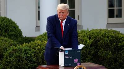 Ahora Trump dice que está mal comparar el coronavirus con la gripe común