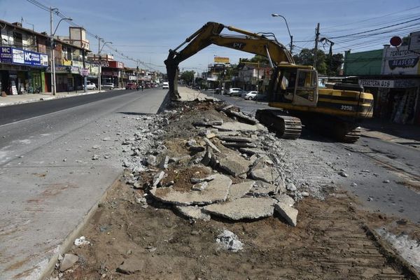 Paradas de la inconclusa obra metrobús son demolidas