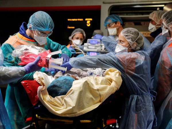 Francia traslada a 324 pacientes con Covid-19