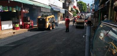 Trabajos de bacheo en el Mercado de Abasto de CDE - ABC en el Este - ABC Color