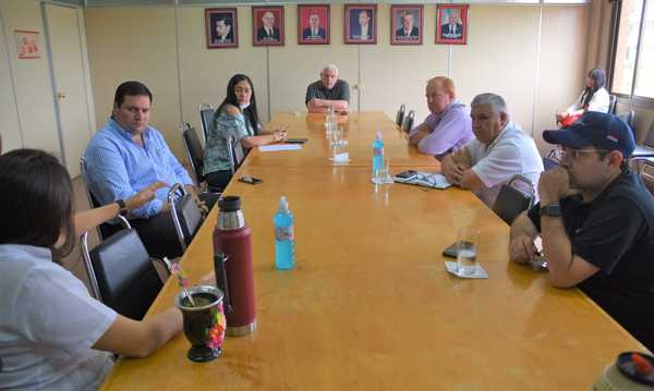 REUNIÓN DE MIEMBROS DE A.I.D.I, DEL SISTEMA DE SALUD, BOMBEROS VOLUNTARIOS, POLICÍA NACIONAL CON EL GOBERNADOR DE ITAPÚA