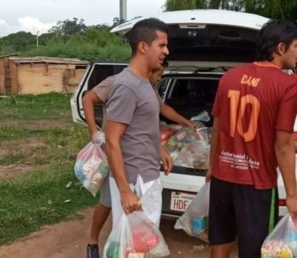 Jugadores de Resistencia hacen donaciones en la Chacarita