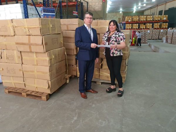 Físcalia General hace entrega de donación de sábanas a Salud Pública