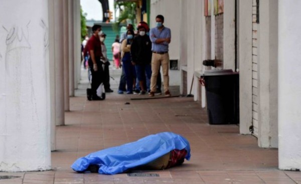 "El cuerpo sigue en la cama donde falleció, porque no se puede tocar"