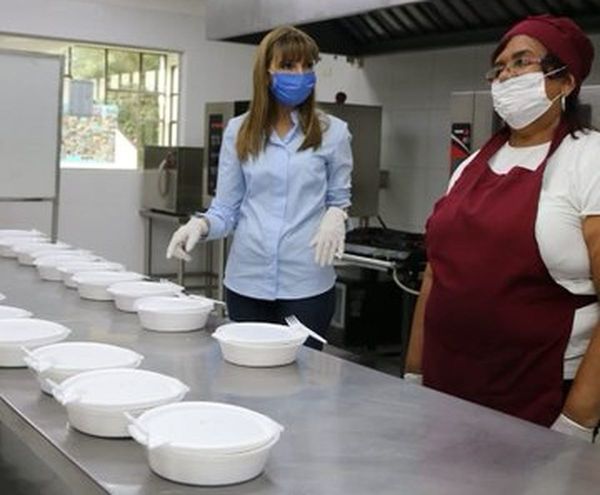 Brindan servicio de alimentos a personas en cuarentena