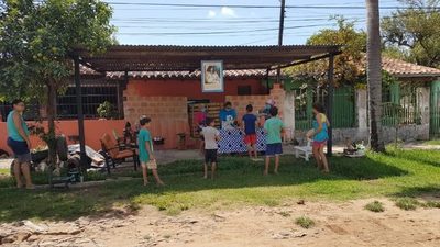 Mató su gallina para dar almuerzo y eso movió la solidaridad del barrio | San Lorenzo PY