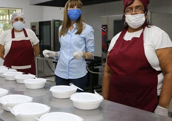 Brindan servicio de alimentos a personas en cuarentena