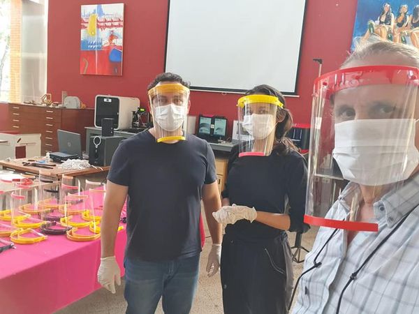 Alumnos de Arquitectura fabrican mascarillas con impresoras 3D - Nacionales - ABC Color