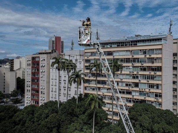 Un bombero ofrece un concierto a 50 metros de altura a confinados en Río