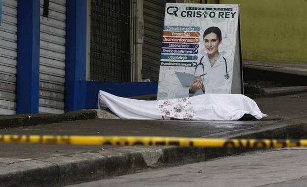 HOY / Ecuador, en situación crítica por COVID-19: cadáveres son arrojados a la calle o permanecen días sin ser retirados