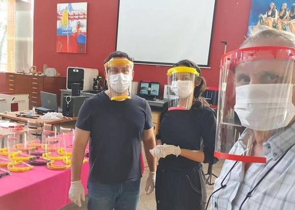 HOY / Alumnos de Fada-UNA fabrican mascarillas de protección para el personal médico