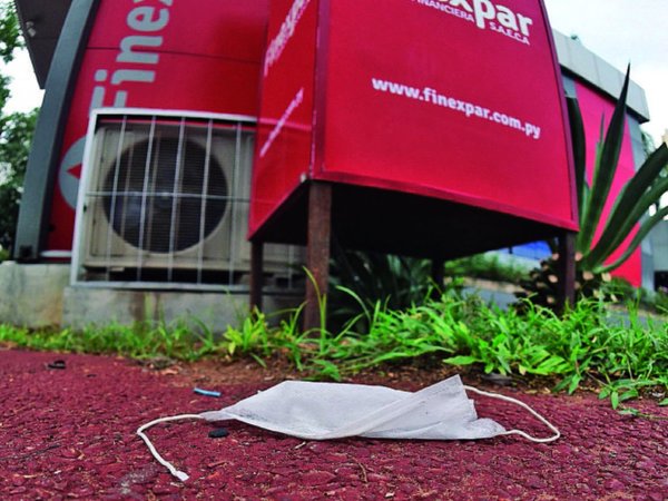 Tirar mascarillas o guantes de látex al piso puede dispersar el  Covid-19