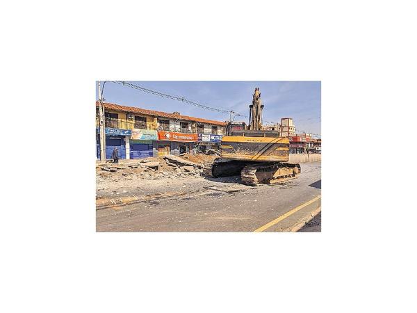 Millonarias obras del fallido Metrobús ya son escombros